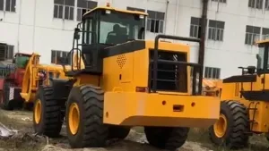 Фронтальный погрузчик для леса и бревен