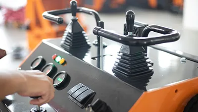 Мини-погрузчик с бортовым поворотом T460