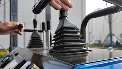 Мини-погрузчик с бортовым поворотом T460